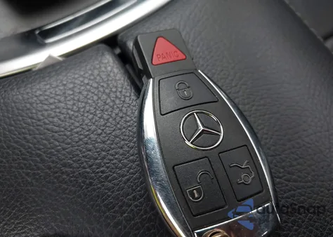 2015 Mercedes-Benz C 300 4Matic z USA, uszkodzony, nr VIN 55SWF4KB1FU081467